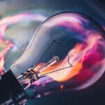 Vista nocturna de un pueblo iluminado con alumbrado público LED en calles y plazas.