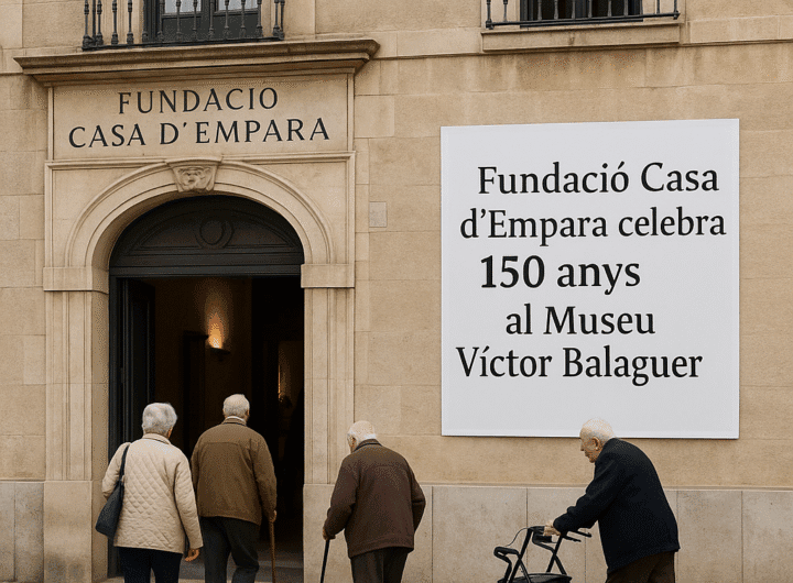 Varios abuelos y abuelas entrando en la Fundació Casa d’Empara de Vilanova i la Geltrú durante su 150 aniversario.