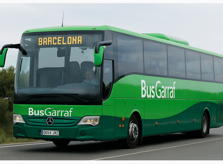 Autobús de BusGarraf circulando por una carretera del Garraf en dirección a Barcelona.