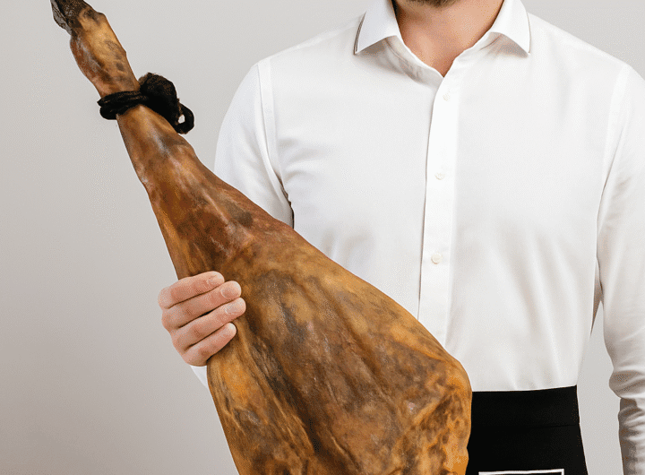 Ayudante de camarero sosteniendo jamón – oferta de trabajo en Ànec Blau Castelldefels para Enrique Tomás