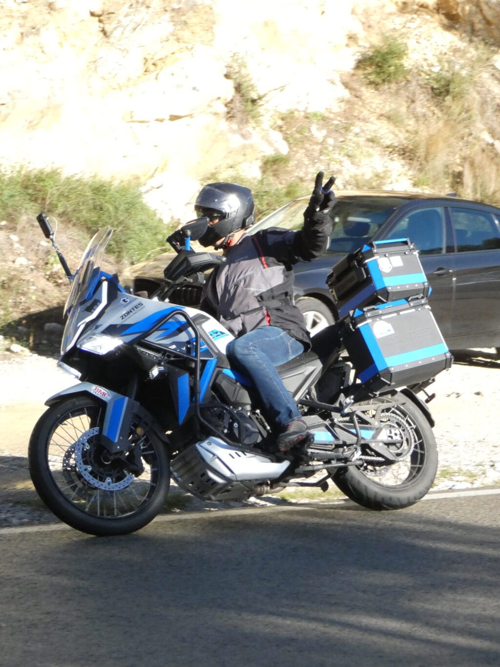 Moto azul estacionada junto a la carretera del Pantano de Foix en una ruta de domingo, zona habitual de moteros del Garraf
