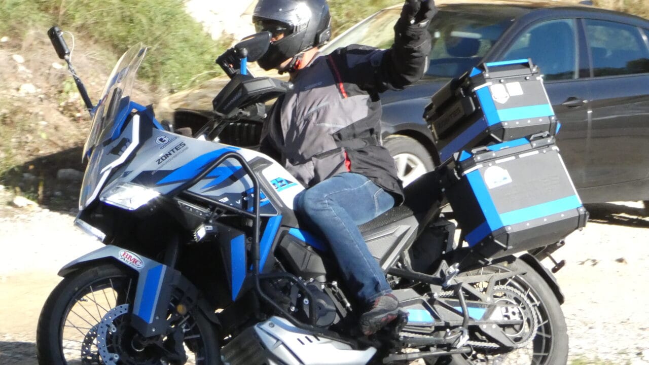 Moto azul estacionada junto a la carretera del Pantano de Foix en una ruta de domingo, zona habitual de moteros del Garraf