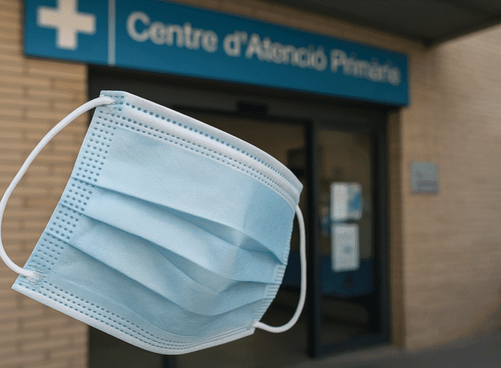 Mascarilla quirúrgica delante de la entrada de un Centre d’Atenció Primària en el Garraf.
