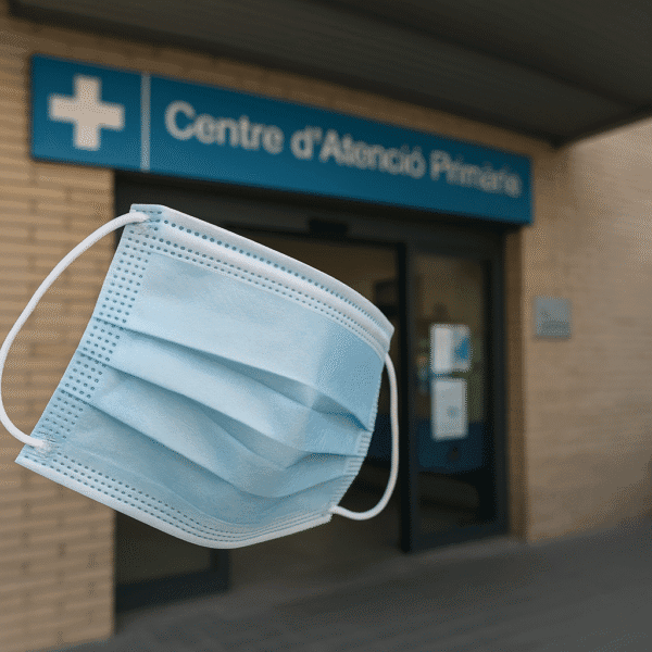 Mascarilla quirúrgica delante de la entrada de un Centre d’Atenció Primària en el Garraf.