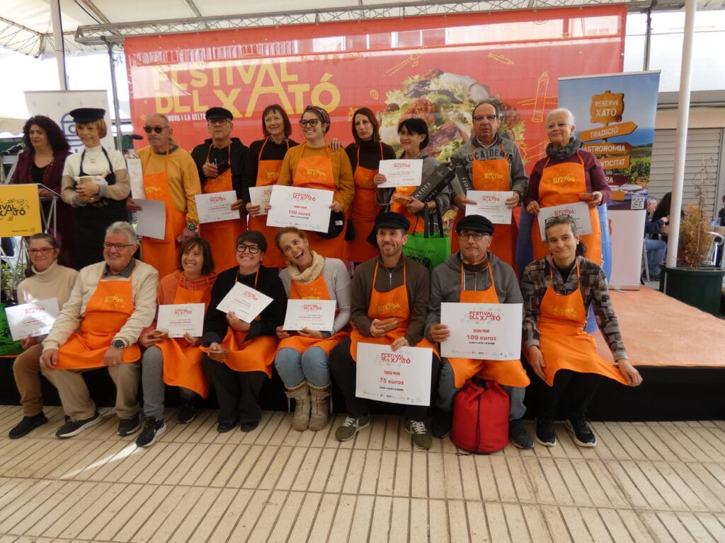 Grupo de participantes del Concurso Nacional de Xató Pere Tàpias 2025 posando con diplomas en el Mercado de Mar de Vilanova i la Geltrú
