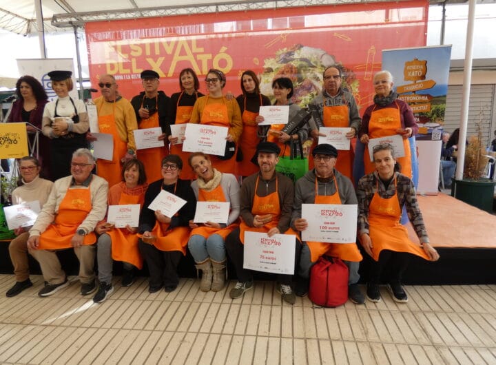Grupo de participantes del Concurso Nacional de Xató Pere Tàpias 2025 posando con diplomas en el Mercado de Mar de Vilanova i la Geltrú