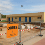 Interior de los nuevos vestuarios del campo de fútbol de Sant Pere de Ribes, con bancos y taquillas renovadas.