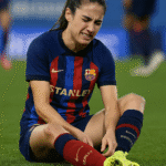 Imagen en formato portada de Aitana Bonmatí fuera del terreno de juego tras sufrir una fractura de peroné.