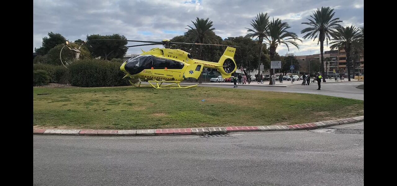 Servicios de emergencia actuando tras un accidente con ciclistas en la avenida Eduard Toldrà de Vilanova i la Geltrú