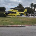 Servicios de emergencia actuando tras un accidente con ciclistas en la avenida Eduard Toldrà de Vilanova i la Geltrú