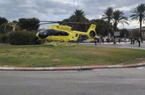 Servicios de emergencia actuando tras un accidente con ciclistas en la avenida Eduard Toldrà de Vilanova i la Geltrú