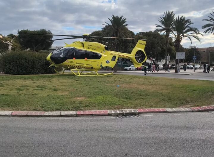 Servicios de emergencia actuando tras un accidente con ciclistas en la avenida Eduard Toldrà de Vilanova i la Geltrú