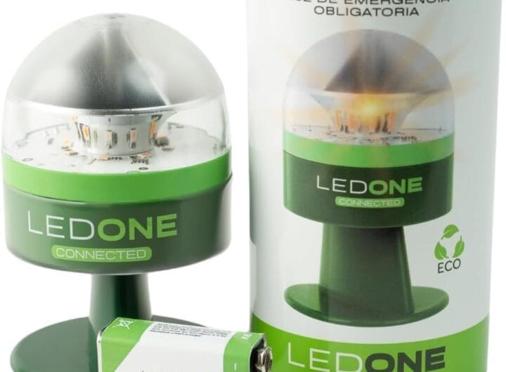 Baliza V16 LEDONE Connected homologada por la DGT con luz de emergencia