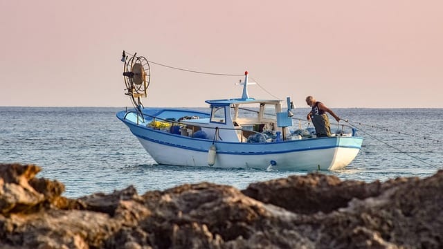 Pescadores de Vilanova i la Geltrú reunidos en el puerto durante una protesta por la situación del sector