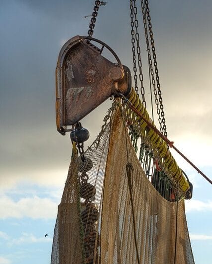 Pescadores de Vilanova i la Geltrú reunidos en el puerto durante una protesta por la situación del sector