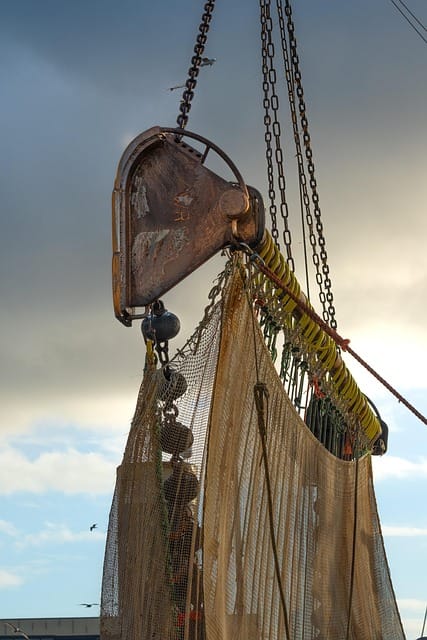 Pescadores de Vilanova i la Geltrú reunidos en el puerto durante una protesta por la situación del sector
