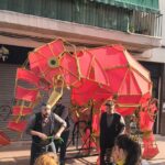 Espectáculo familiar Hathi representado en las calles de Les Roquetes ante público infantil y familiar