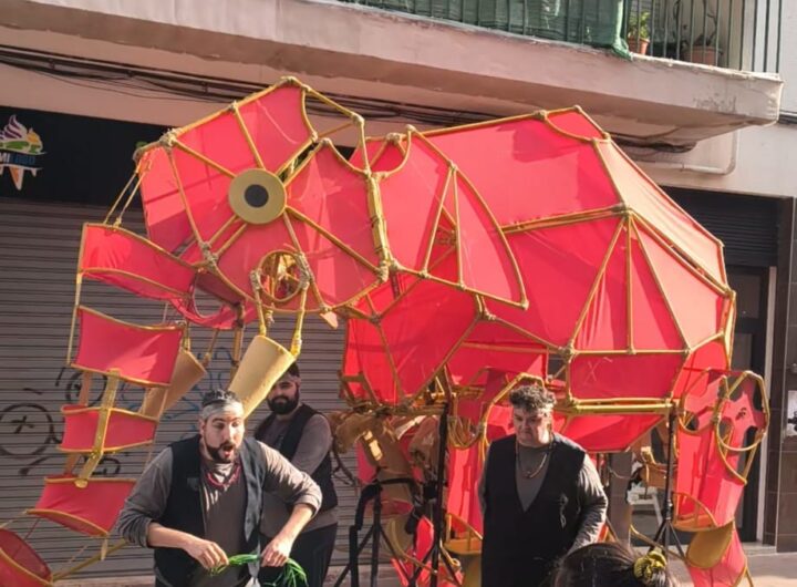 Espectáculo familiar Hathi representado en las calles de Les Roquetes ante público infantil y familiar