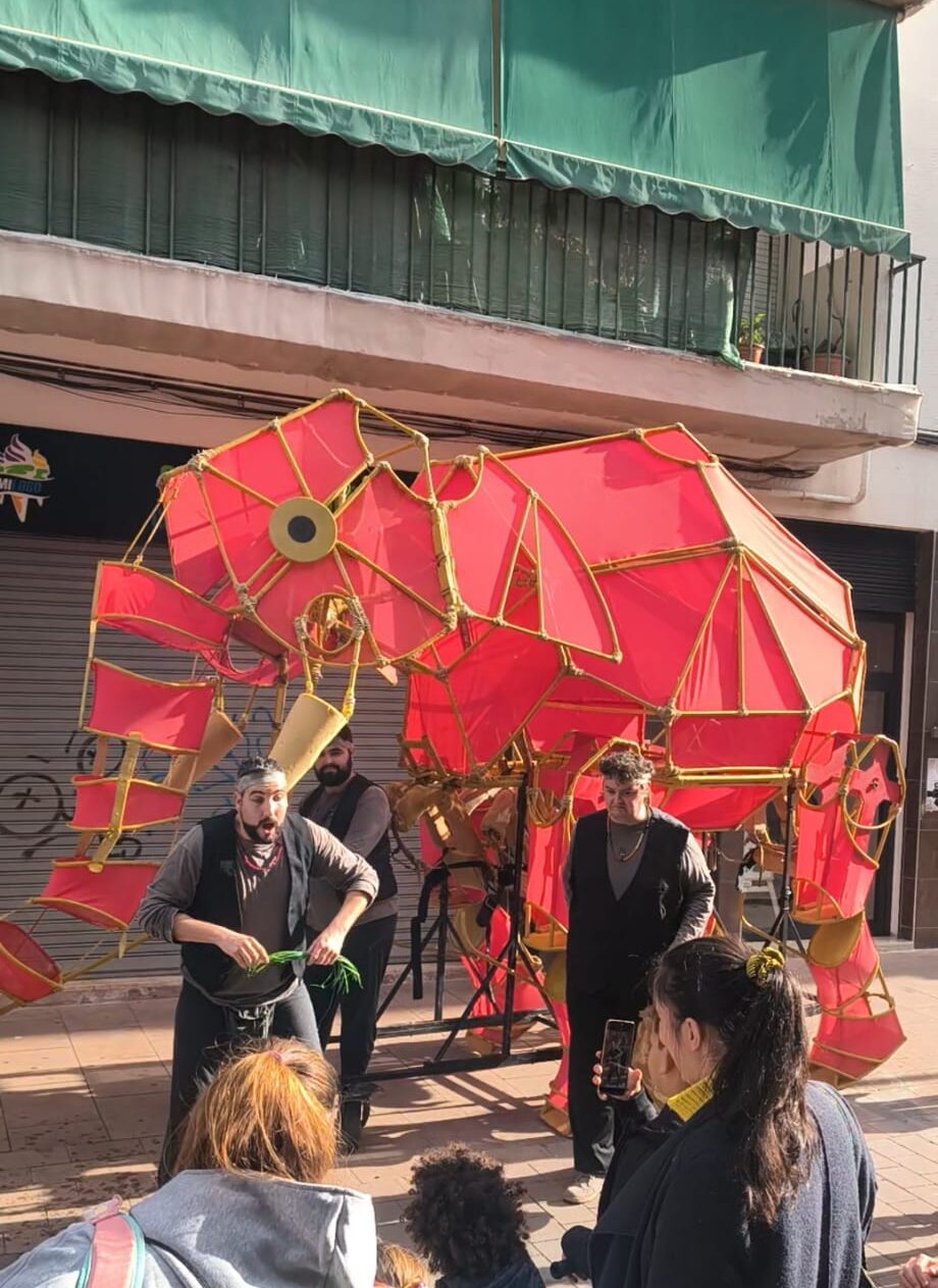 Les Roquetes se llena de teatro y emoción con “Hathi”, un espectáculo familiar en las calles del municipio